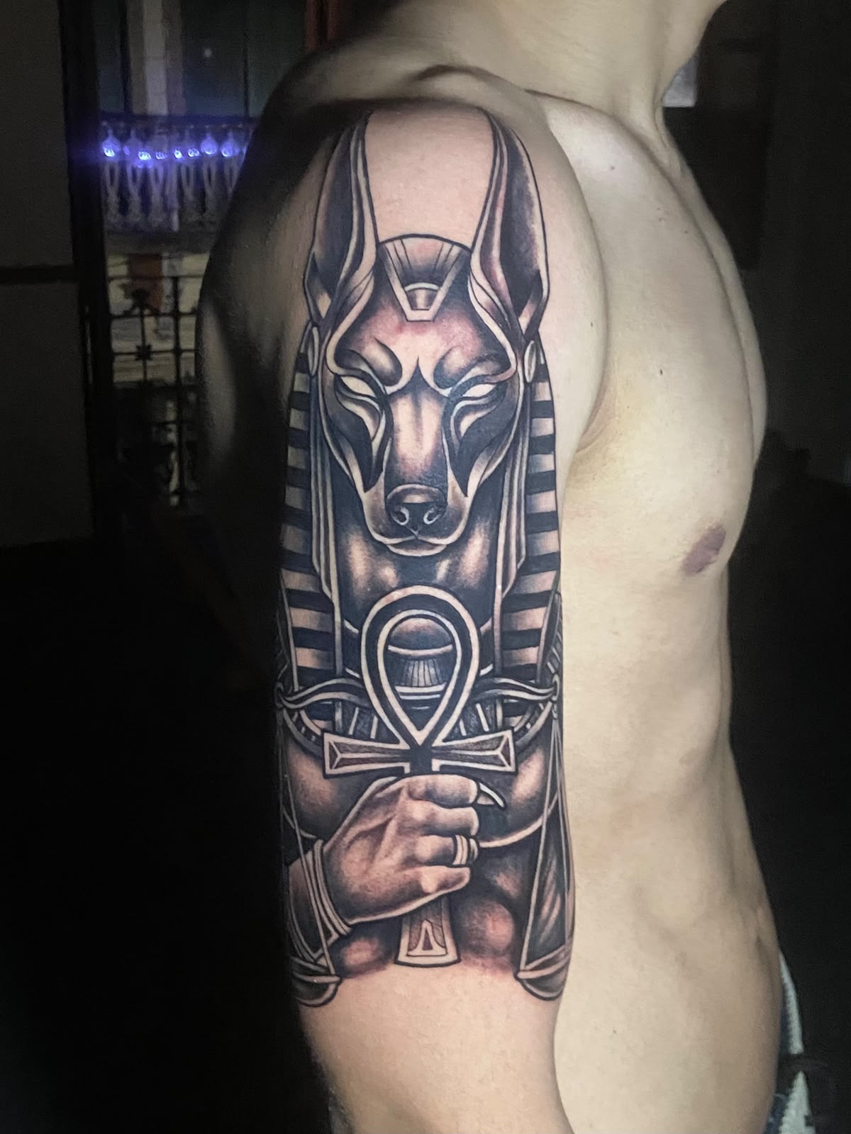 Tatuagem de Anúbis em preto e cinza feita por Michel Maiani